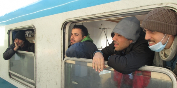 Warten auf die Weiterfahrt am Bahnsteig von Dobova / Foto: Hubert Beyerle, n-ost