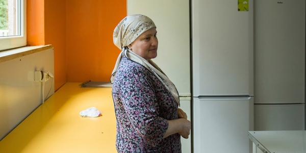 Die Tschetschenin Raisa Guchigova ist eine von derzeit 90 Flüchtlingen in Grotniki bei Lodz. In Polen und Tschechien schüren viele Politiker die Angst vor Flüchtlingen mit einem muslimischen Hintergrund. / Foto: Andrzej Marczuk, n-ost