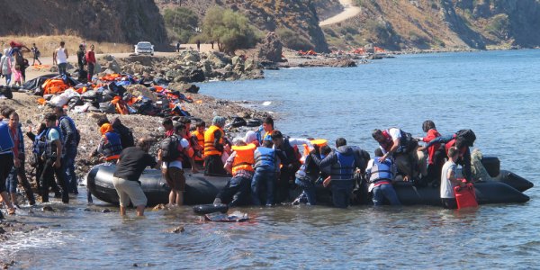 Von hier aus geht es ins Auffanglager: Flüchtlinge stranden an der Küste von Lesbos. / Foto: Katerina Apostolidi, n-ost