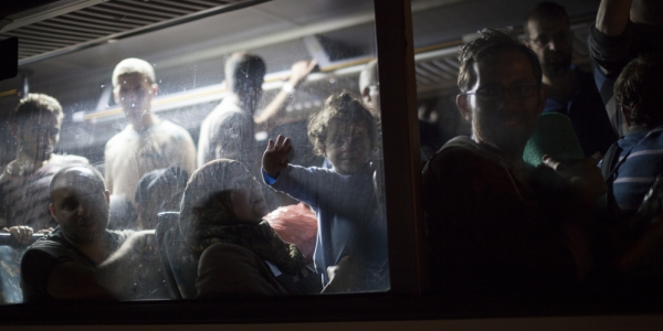 Kroatien bringt die Flüchtlinge per Bus an die ungarische Grenze, wo sie in ungarischen Bussen weiter an die österreichische Grenze gebracht werden. / Foto: Nils Bröer, n-ost