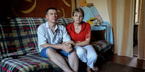 Alexander und Svetlana Konstantinow haben bei den „Wahlen“ der selbsternannten Volksrepublik Donezk abgestimmt. Das Ehepaar ist für die Unabhängigkeit der von den Separatisten besetzten Gebiete von der Ukraine. / Maria Turtschenko, n-ost