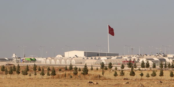 Blick auf die AFAD Zeltstadt zwischen Suruc und Sanliurfa in der unmittelbaren Nähe der syrischen Grenze. In der Türkei leben derzeit etwa 1,8 Millionen Flüchtlinge aus Syrien. Es entstehen immer mehr neue Flüchtlingslager entlang der Grenze. / Foto: Claws Tohsche, n-ost