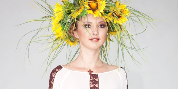 Eine Ukrainerin in der traditionellen Kleidung, der Wyschywanka / Masha Stahlberg, n-ost