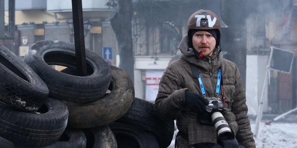 Der Fotojournalist Konstantin Chernichkin hält sich derzeit häufig in der Ostukraine auf. Im vergangenen Winter berichtete er oft vom Maidan - von dort stammt auch dieses Foto. / Hanna Hrabarska, n-ost