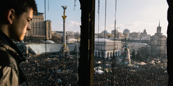 Ein Demonstrant beobachtet die Menschenmenge auf dem Maidan / Jacob Balzani Lööv, n-ost