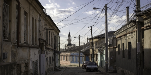 Im Hintergrund die Moschee in Simferopol, deren Iman aufgrund eines Einreiseverbots durch Russland inzwischen in Kiew lebt. / Foto: Florian Bachmeier, n-ost