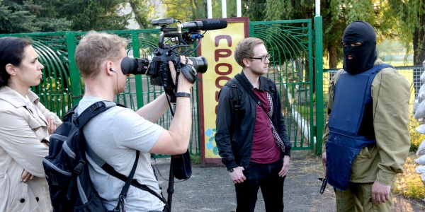 Ein amerikanisches Fernsehteam mit einer lokalen Stringerin in der Ostukraine / Konstantin Chernichkin, n-ost