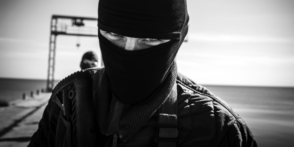 „Auf dem Papier sind alle Freiwilligen-Einheiten unter der Kontrolle des Ministeriums für Verteidigung oder Inneres“ - hier ein Mitglied des extrem nationalistischen Asov-Bataillons im Herbst 2014 in Mariupol. / Foto: Florian Bachmeier, n-ost