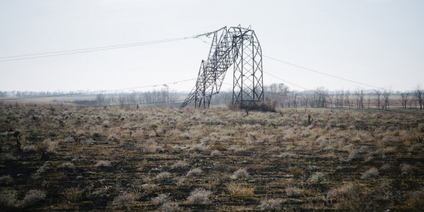 Spuren des Krieges auf der Busfahrt von Dnjepropetrowsk nach Donezk - Alltag und Ausnahmezustand liegen in der Ostukraine dicht beieinander. / Foto: Nils Bröer, n-ost