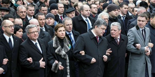 Gauck an der Seite des ukrainischen Präsidenten Poroschenko - auf dem Maidan wurde heute derer gedacht, die die Revolution nicht überlebt haben. / Foto: Florian Bachmeier, n-ost