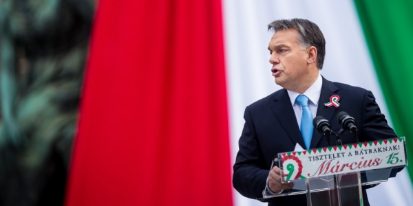 Alles nur Provokation? Viktor Orban spricht am Revolutionsgedenktag zu seinen Anhängern / Laszlo Mudra, n-ost