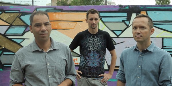 Platz für Recherche: Drei Ex-Redakteure des ungarischen Portals Origo haben ein neues Investigativmagazin gegründet: Balazs Weyer (links), Gergö Saling (Mitte) und Andras Pethö (rechts).