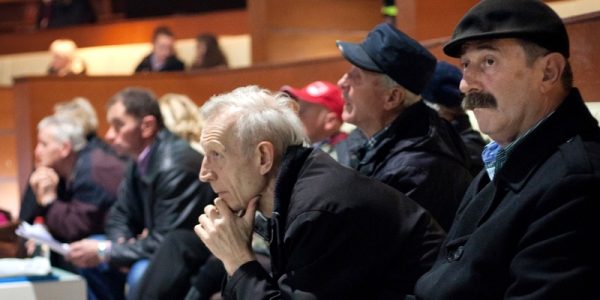 Gegen Armut und Arbeitslosigkeit, für mehr politische Mitbestimmung: Nach den Februarprotesten 2014 diskutieren bosnische Bürger in einem Plenum in Sarajevo die Zukunft ihres Landes. / Foto: Roska Vrgova, n-ost