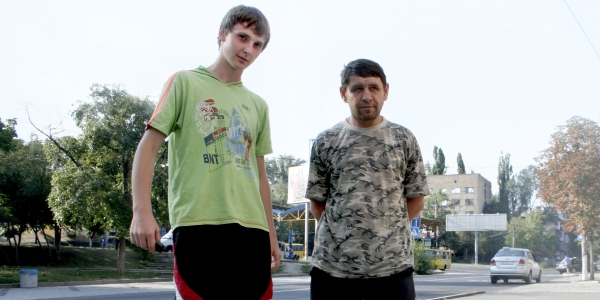 Iwan (links) und Wladimir sind aus ihrer Heimatstadt Schachtarsk geflohen. In Donezk fühlen sie sich sicherer / Jutta Sommerbauer, n-ost