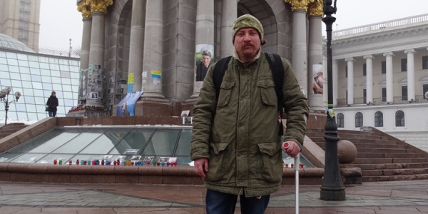 Die Verletzten warten bis heute auf Aufklärung: Igor Tschernezkij auf dem Maidan in Kiew. / Foto: Simone Brunner, n-ost