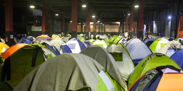 Flüchtlinge zelten in einer Lagerhalle in der Hafenstadt Piräus. / Foto: Salina Stroux, n-ost