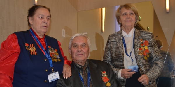 Holocaust-Überlebende Tatjana Fomina und Jewegenij Kowaljow, rechts die Tochter des Auschwitz-Befreiers Marschall Konew. / Foto: Robert Kalimullin