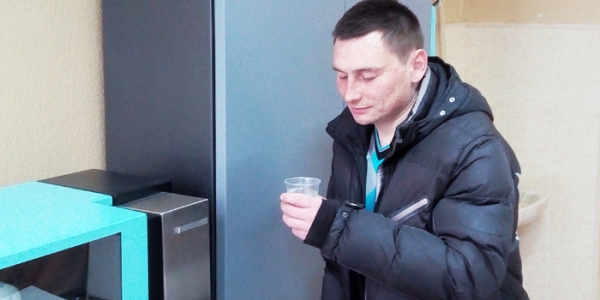 Patient Ruslan in Kiew, wo die Therapie mit der Ersatzdroge Methadon fortgesetzt werden kann. / Foto: Simone Brunner, n-ost