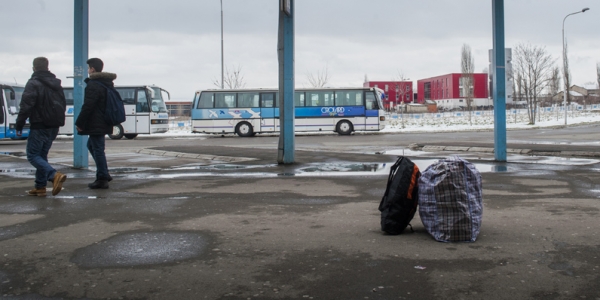 Anfang 2015 flohen bereits Massen vor Verarmung und Arbeitslosigkeit aus dem Kosovo. Ihr Weg begann meist am Busbahnhof in Prishtina und führte über Belgrad nach Mitteleuropa. / Foto: Armend Nimani, n-ost