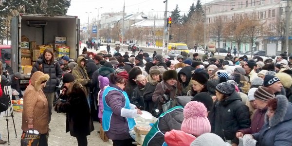 Ansturm auf einen Lastwagen mit Lebensmitteln in Makejewa bei Donezk. / Moritz Gathmann, n-ost