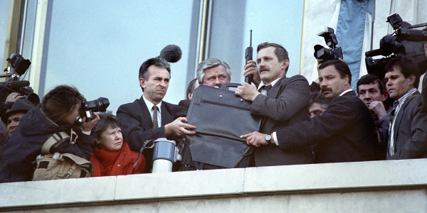  Mit Panzern gegen das Parlament: Jelzin-Widersacher und Vize-Praesident Alexander Ruzkoi spricht vom Balkon des „Weißen Hauses“ am 23. September 1993 zu seinen Anhängern. Am 4. Oktober wird das Parlament gestürmt. / ullstein bild - Nowosti  